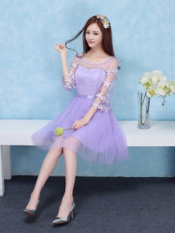 ชุดราตรีสั้นสีม่วงมีแขน ช่วงแขนผ้าซีทรูประดับด้วยดอกไม้เก๋ๆ