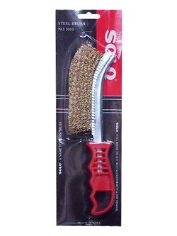 SOLO แปรงลวดเหล็กชุบทองเหลืองด้ามพลาสติก รุ่น 1010 สีแดง งานปูน ช่างปูน