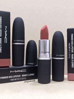 MAC Powder Kiss Lipstick 3g สี 316 DEVOTED TO CHILI สีแดงอมส้ม เนื้อกำมะหยี่